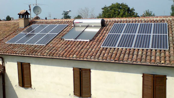 Pannelli solari termici e fotovoltaici (photo credit www.solar-point-santimento.it)