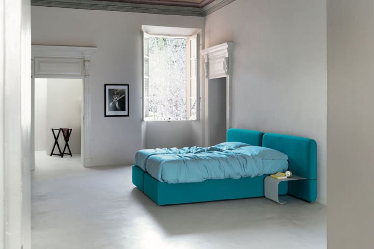 camera da letto con letto azzurro