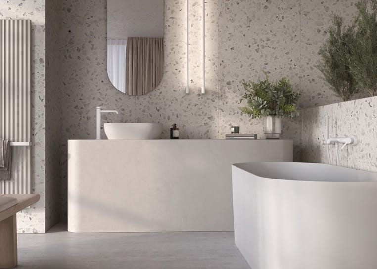 bagno con rubinetteria bianca