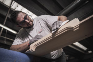 operaio che lavora a serramento in legno