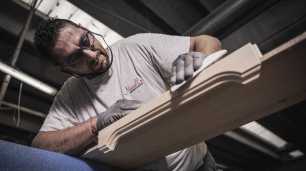 operaio che lavora a serramento in legno