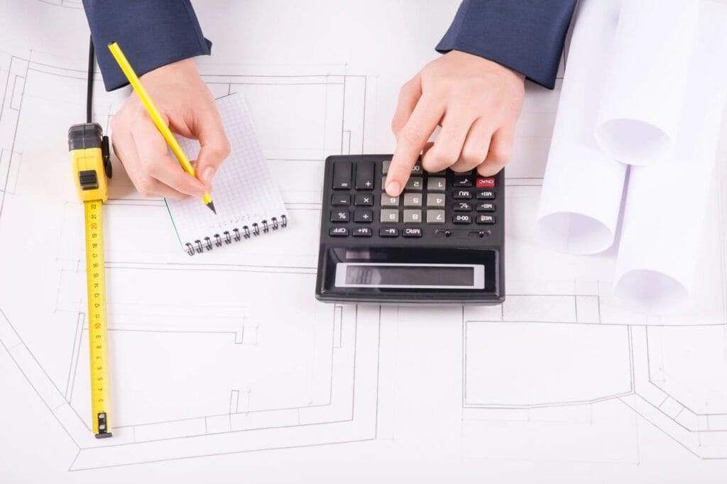 Mani maschili che fanno calcoli di misura