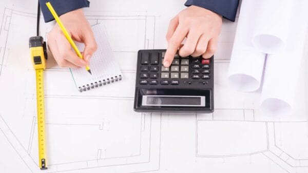 Mani maschili che fanno calcoli di misura