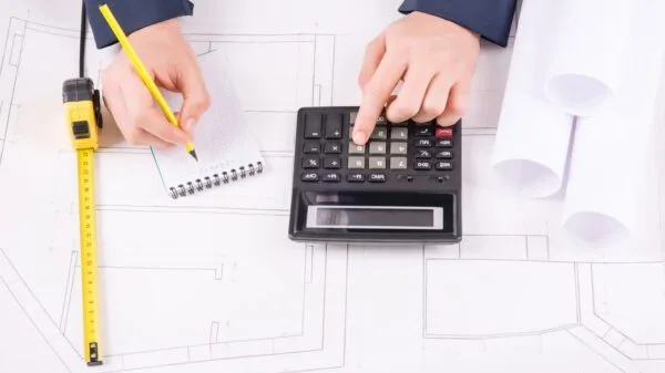 Mani maschili che fanno calcoli di misura