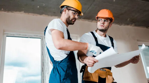 due operai in cantiere