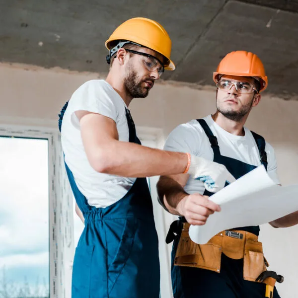 due operai in cantiere