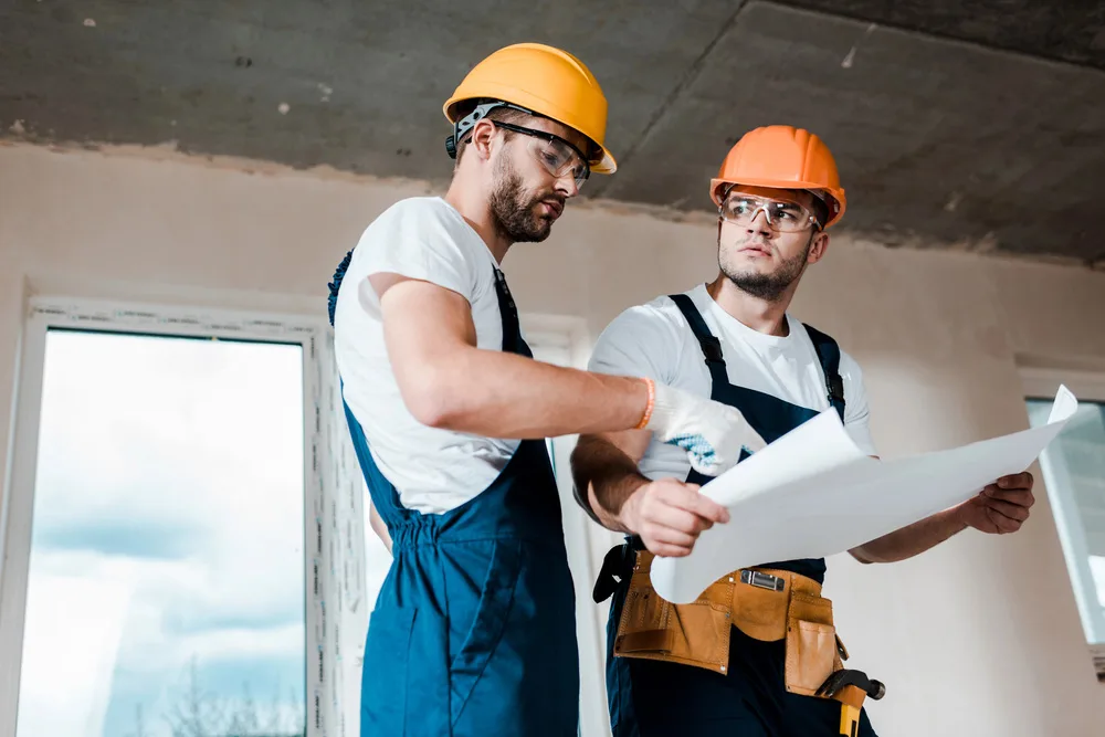 due operai in cantiere