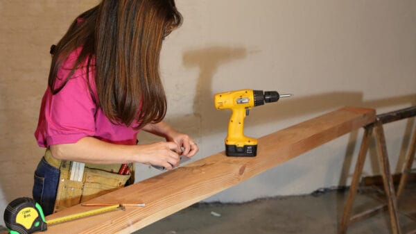 donna che fa lavoro di fai da te