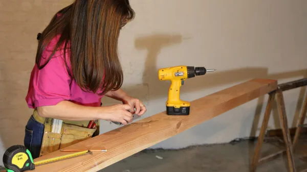 donna che fa lavoro di fai da te