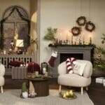 soggiorno con ricche decorazioni natalizie e albero sulla destra