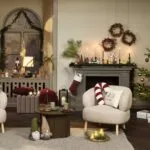 soggiorno con ricche decorazioni natalizie e albero sulla destra