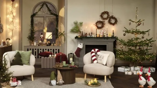 soggiorno con ricche decorazioni natalizie e albero sulla destra