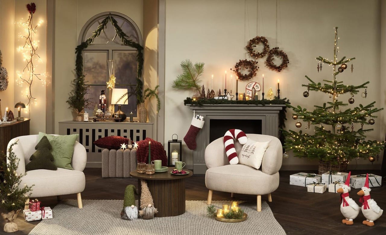 soggiorno con ricche decorazioni natalizie e albero sulla destra