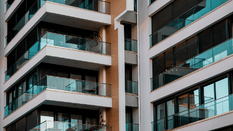 condominio con balconi in vetro