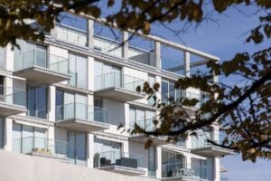 balconi con parapetto in vetro