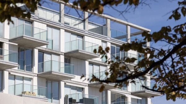 balconi con parapetto in vetro