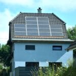 casa con fotovoltaico su tetto