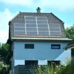 casa con fotovoltaico su tetto
