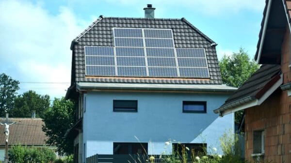 casa con fotovoltaico su tetto