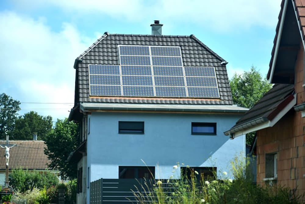 casa con fotovoltaico su tetto