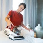 donna che usa un battimaterasso