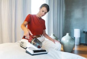 donna che usa un battimaterasso