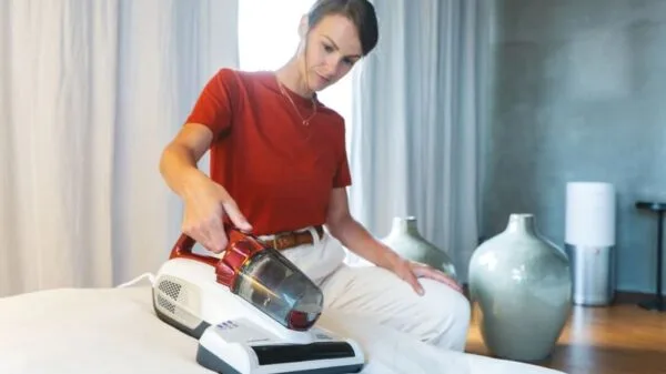 donna che usa un battimaterasso