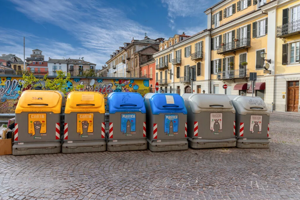 Fila di bidoni per la raccolta differenziata