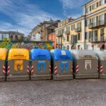 Fila di bidoni per la raccolta differenziata