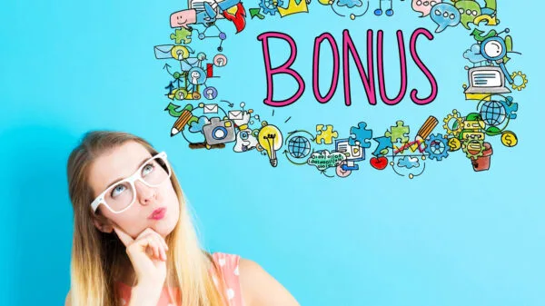 donna che pensa a chi spettano i bonus casa