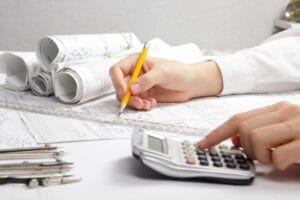 mani di architetto al lavoro