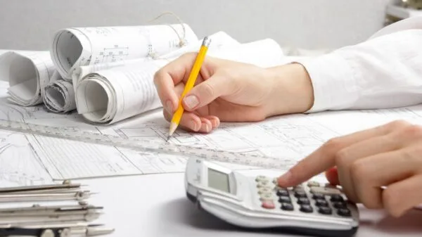 mani di architetto al lavoro