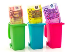 bidoni della spazzatura con euro