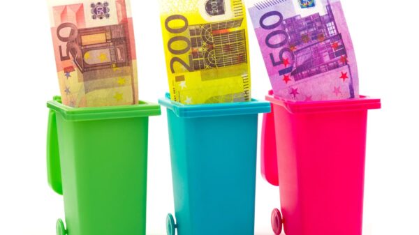 bidoni della spazzatura con euro