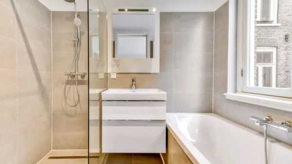 bagno con box doccia e vasca