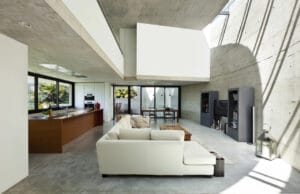 Interni di casa in stile brutalista