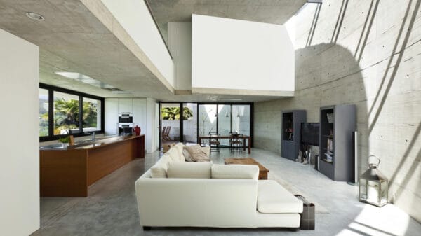 Interni di casa in stile brutalista