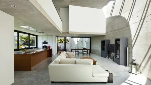 Interni di casa in stile brutalista