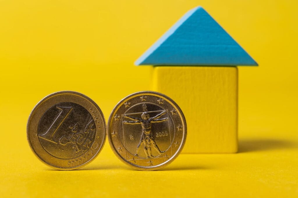 casa e moneta da un euro