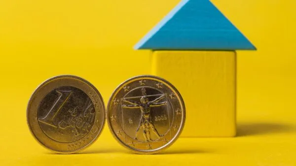 casa e moneta da un euro