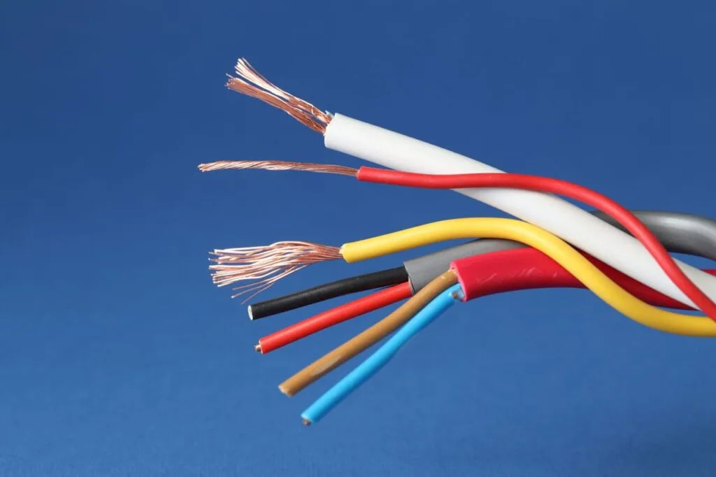 cavi elettrici di vari colori