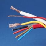 cavi elettrici di vari colori