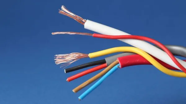 cavi elettrici di vari colori