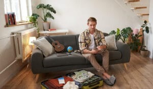 giovane su divano di casa