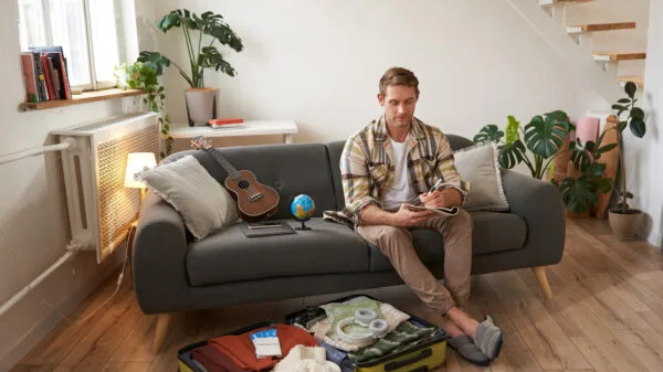 giovane su divano di casa