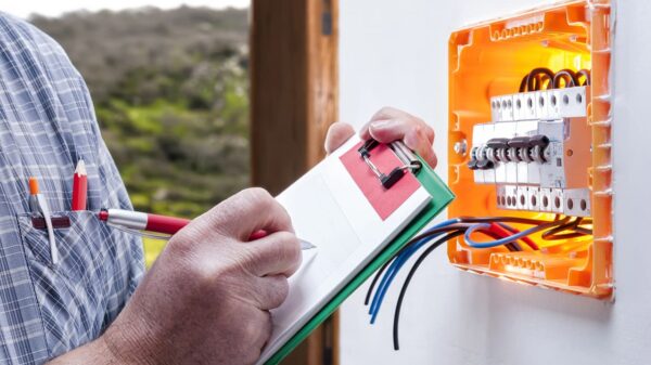 elettricista che certifica impianto