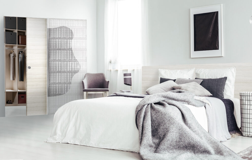 camera da letto con porta a scrigno della cabina armadio