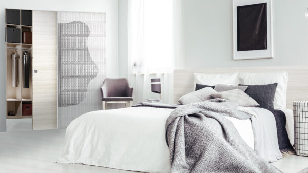 camera da letto con porta a scrigno della cabina armadio