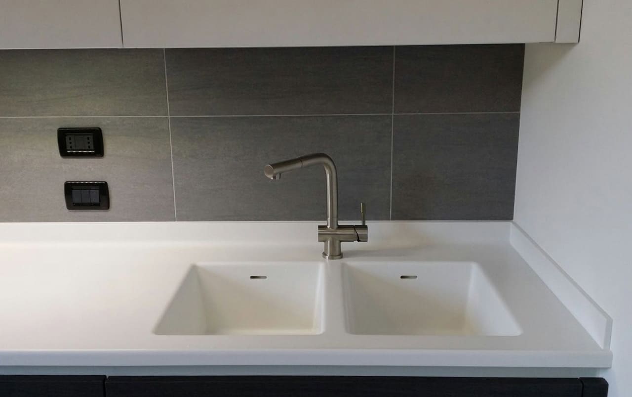 top cucina in corian con lavello integrato