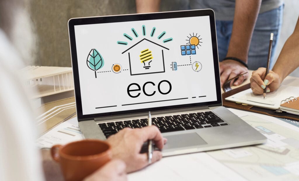 computer con simbolo di casa ecologica